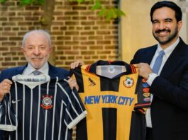 Lula leva camisa do Corinthians a prefeito de Nova York antes de agenda na ONU