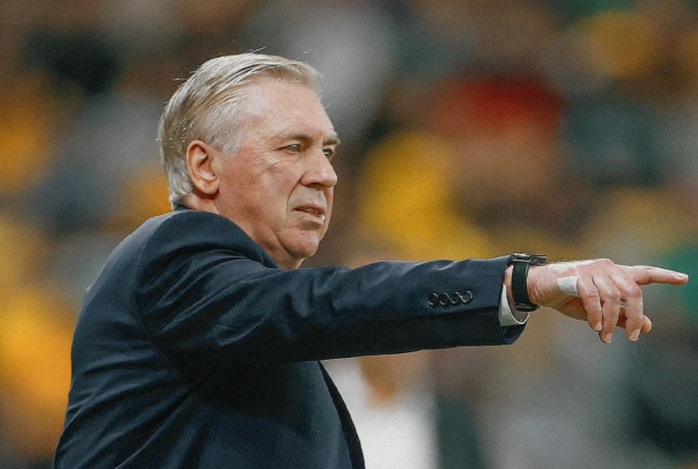 Brasil Carlo Ancelotti gesticula para mostrar o posicionamento aos jogadores durante o amistoso contra a Austrália