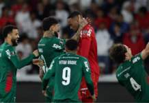 Brasil repete roteiro de 2021 e fica a três mata-matas de ocupar as finais da Libertadores e da Sul-Americana Brasil Carlos Miguel é abraçado por Barboza