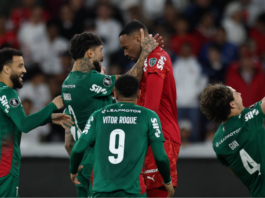 Brasil repete roteiro de 2021 e fica a três mata-matas de ocupar as finais da Libertadores e da Sul-Americana Brasil Carlos Miguel é abraçado por Barboza