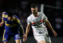 Domingos Duarte tem suspeita de lesão grave e pode só voltar a jogar no São Paulo em 2027 Autor do gol de empate do São Paulo, Domingos Duarte é cercado por Velasco