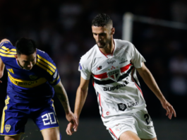São Paulo pode ficar sem o zagueiro Domingos Duarte, com suspeita de lesão grave, nesta temporada Autor do gol de empate do São Paulo, Domingos Duarte é cercado por Velasco