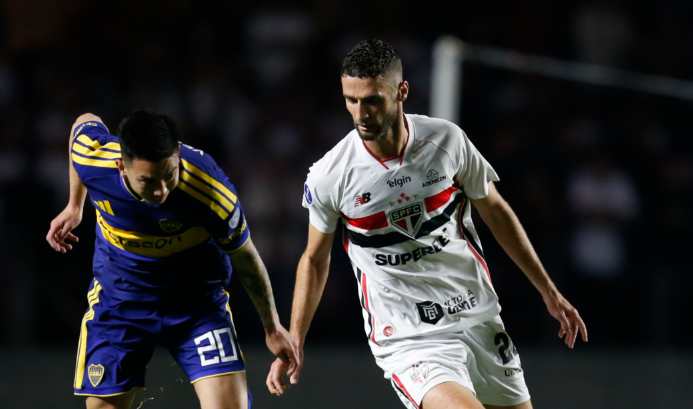 Autor do gol de empate do São Paulo, Domingos Duarte é cercado por Velasco