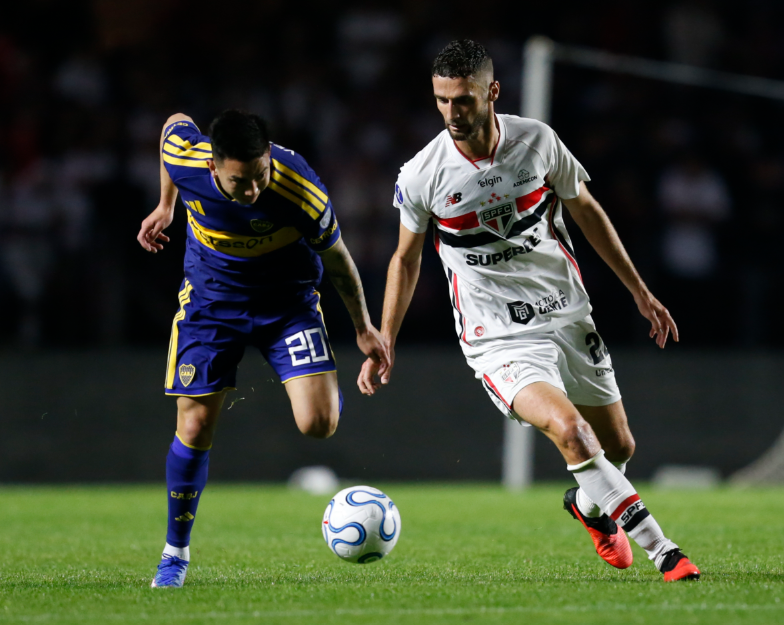 Autor do gol de empate do São Paulo, Domingos Duarte é cercado por Velasco