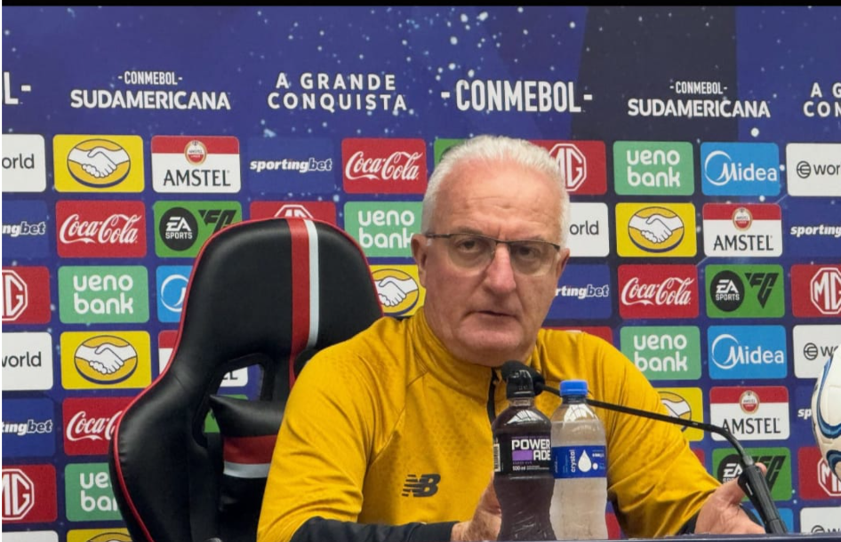 Dorival Junior é o retrato da frustração do São Paulo após a eliminação na Copa Sul-Americana em pleno Morumbis