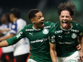 Palmeiras vence a LDU, mas leva vantagem mínima para altitude de Quito em duelo de tudo ou nada Giay e Vitor Roque celebram o gol da vitória sobre a LDU