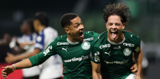 Giay e Vitor Roque celebram o gol da vitória sobre a LDU