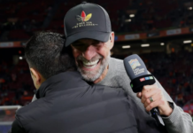 Klopp está de volta: 858 dias depois, Alemanha devolve ao técnico as velhas sensações do banco Klopp abraça Xavi após a partida em Amsterdam na Holanda; ambos estreiam como treinadores de seleções