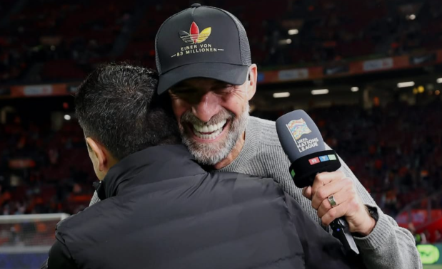 Klopp abraça Xavi após a partida em Amsterdam na Holanda; ambos estreiam como treinadores de seleções