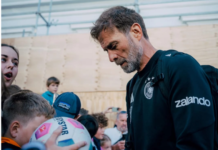 Klopp tem choque de realidade com derrota histórica para a Grécia: ‘Um jogo desses você não pode perder’ Alemanha Klopp atende pedido por autógrafos de torcedores antes de embarcar para o estádio