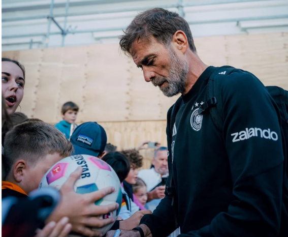Alemanha Klopp atende pedido por autógrafos de torcedores antes de embarcar para o estádio