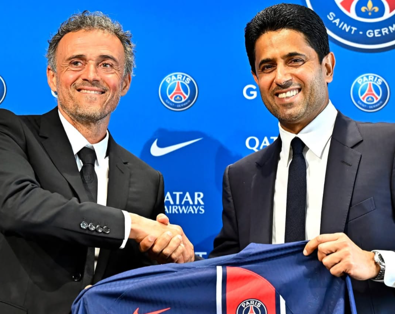 Luis Enrique e o presidente do PSG, Nasser Al-Khelaïfi, catariano