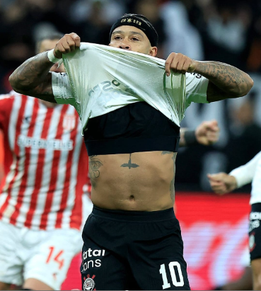 Corinthians Memphis Depay teve a chance de colocar o Corinthians na luta pela vaga e falha na cobrança da penalidade