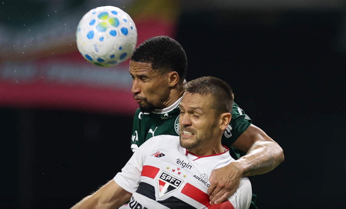 Murilo ganha disputa aérea com Rafael Tolói