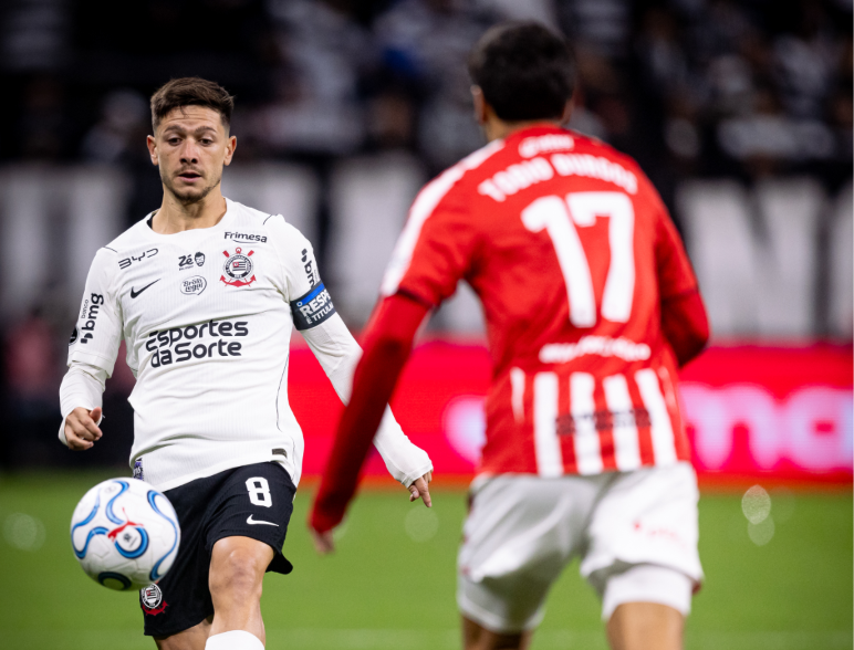 Fernando Diniz diz que Rodrigo Garro, capitão do Corinthians com a bola, é um dos cobradores oficiais de pênalti