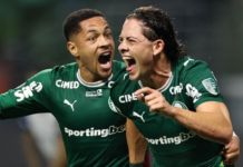 Da cobrança à resposta: Vitor Roque dá primeiro sinal de retomada no momento em que Palmeiras mais precisa Vitor Roque acompanha Giay na comemoração do gol do Palmeiras