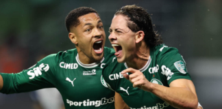 Vitor Roque acompanha Giay na comemoração do gol do Palmeiras