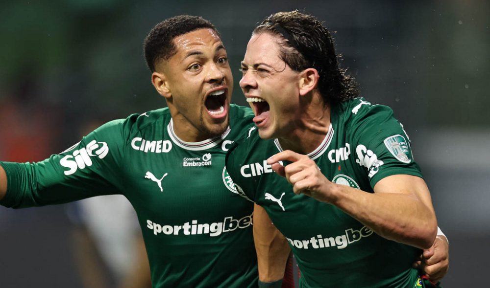 Vitor Roque acompanha Giay na comemoração do gol do Palmeiras