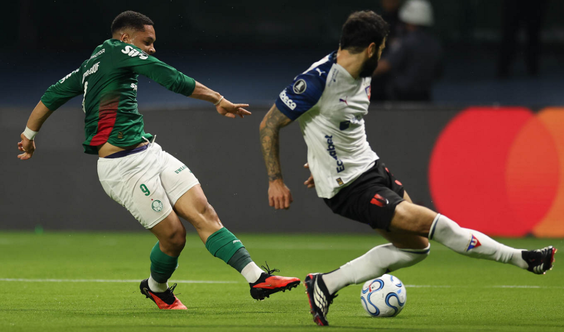 Vitor Roque arrisca a finalização que termina no gol de Giay