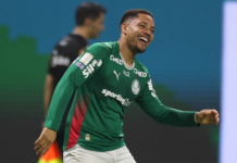 Vitor Roque comemora o segundo gol