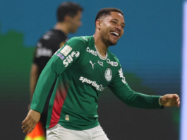 Palmeiras aproveita um jogador a mais, derrota o São Paulo, assume a liderança provisória e mira decisão em Quito Vitor Roque comemora o segundo gol