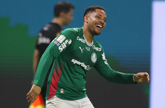 Vitor Roque comemora o segundo gol