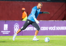 Weverton no aquecimento no Barradão